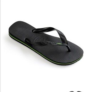 Havianas black Brazilian emblem flip flop thongs.